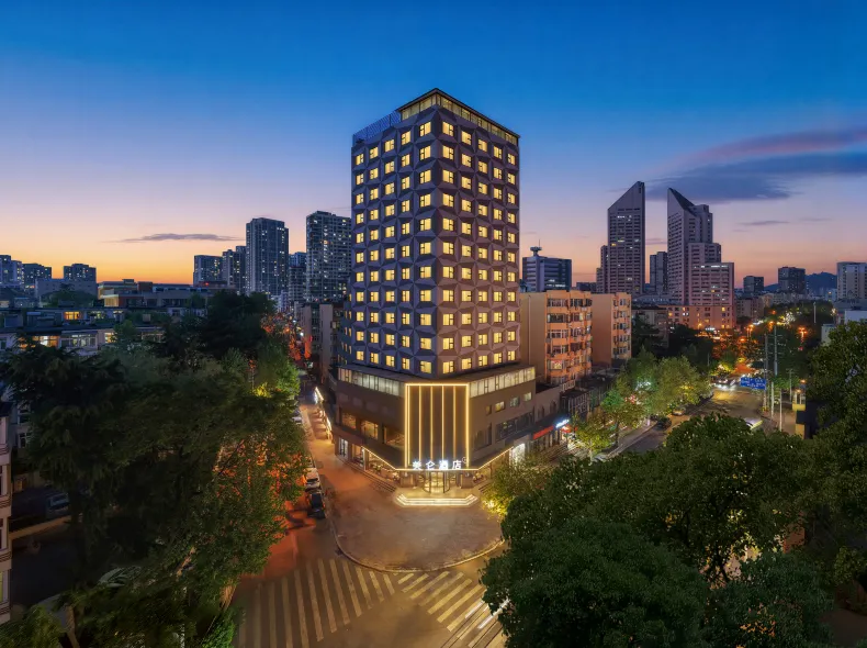 Qingdao May Fourth Square MixC Madison Hotel