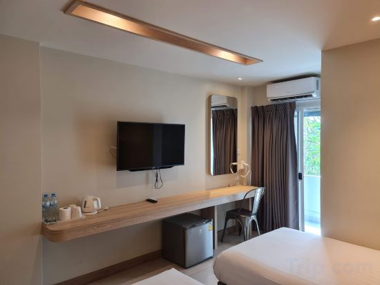 The Phoenix Hotel Bangkok Room Type - Deluxe room (Main Building) The Phoenix Hotel Bangkok Room Type - Deluxe room (Main Building)