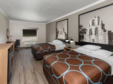 Super 8 by Wyndham San Antonio/Alamodome Area