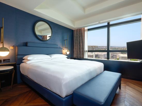 Hilton Rome Eur La Lama Room Type - King One Bedroom Suite with Lounge Access
