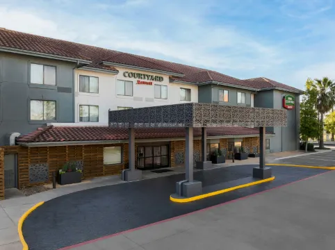 Courtyard Houston Rice University