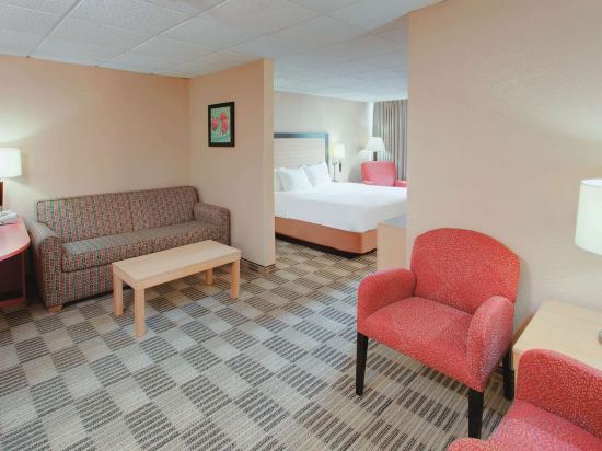 Ramada by Wyndham Fairfield NJ Room Type - Deluxe King Suite - Non-Smoking