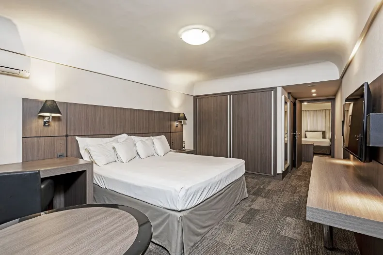 古裡提巴中央斯拉維耶羅飯店