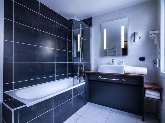 BEST WESTERN PLUS SUITCASE PARIS LA DEFENSE - Tap to explore photos