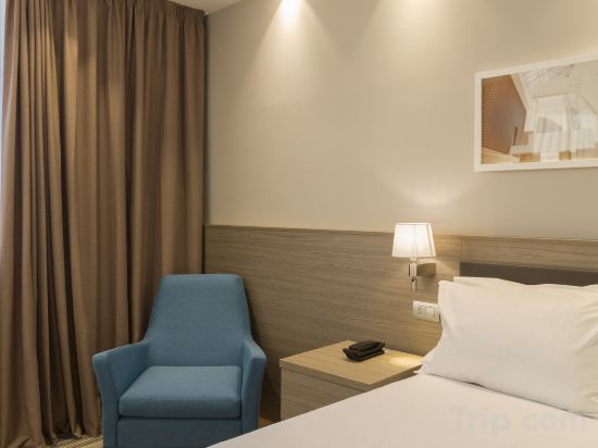 Hampton by Hilton Rome East - Tap to explore photos