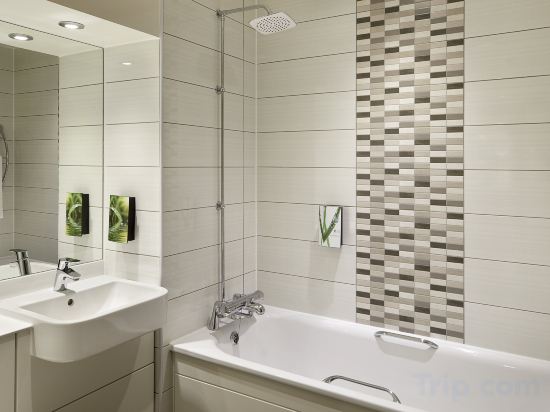 Premier Inn London Gatwick Airport (Manor Royal) - Tap to explore photos