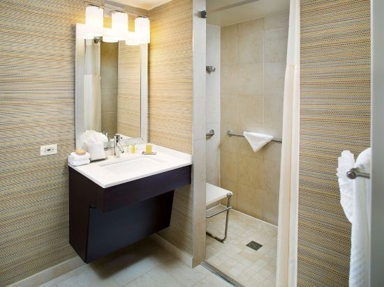 DoubleTree Hotel Baltimore - BWI Airport - Tap to explore photos