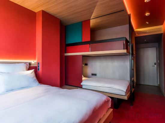 Yooma Urban Lodge Tour Eiffel Room Type - Quadruple Room with Private Bathroom with Seine View Yooma Urban Lodge Tour Eiffel Room Type - Quadruple Room with Private Bathroom with Seine View