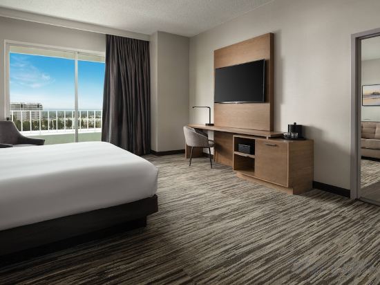Warner Center Marriott Woodland Hills - Tap to explore photos