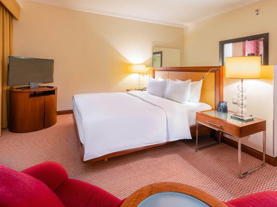 Hilton Warsaw Hotel Room Type - KING DELUXE BUSINESS ROOM