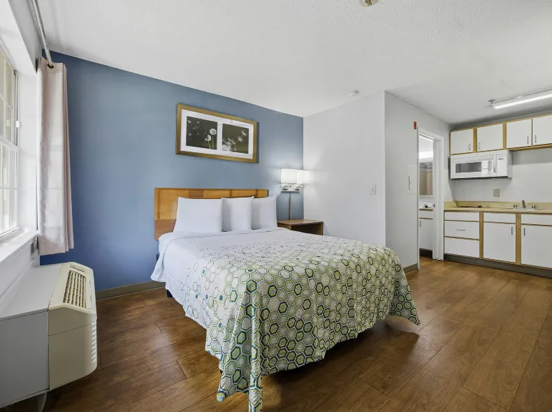 HomeTowne Studios by Red Roof Atlanta – Peachtree Corners