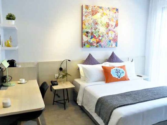 The Canvas Hotel - Tap to explore photos