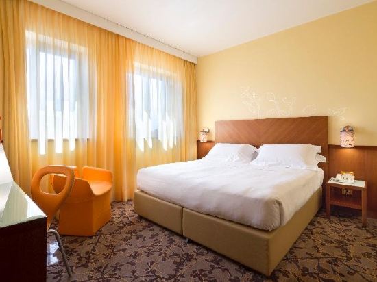 UNA Hotels Mediterraneo Milano - Tap to explore photos