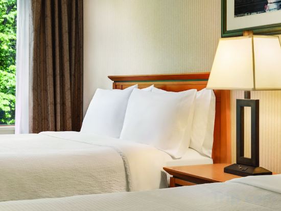 Holiday Inn Hotel & Suites North Vancouver - Tap to explore photos