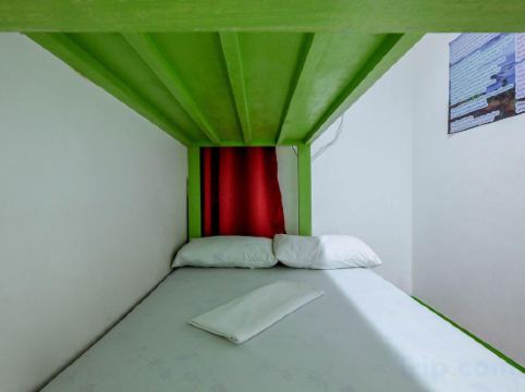 Stay Malate Hostel Room Type - Triple Fan Economy Room with Shared Bathroom