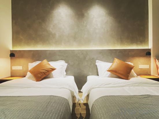 Night Lodging Hostel - Tap to explore photos