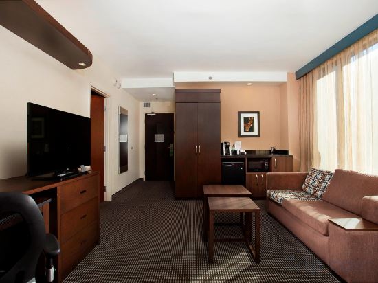 Courtyard by Marriott Montreal Downtown - Tap to explore photos