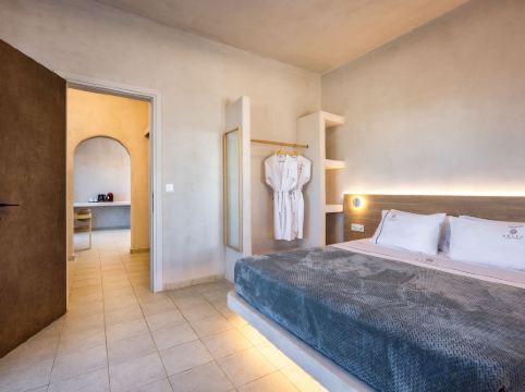 Aelia Luxury Suites Room Type - Grande suite sea view with outdoor hot tub 