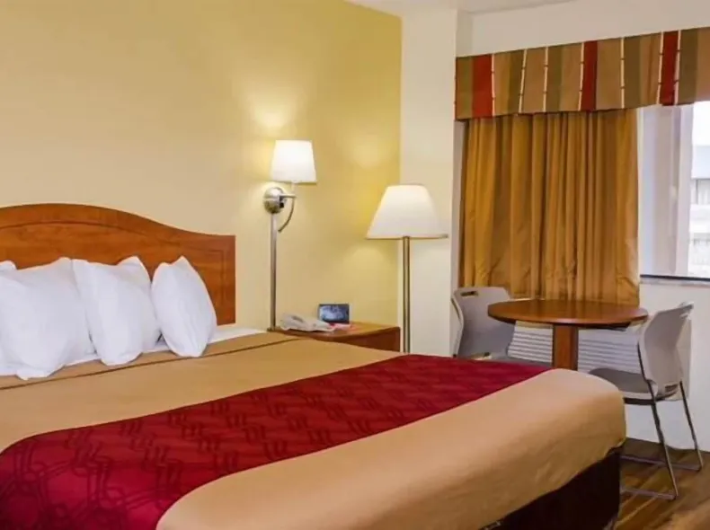 Econo Lodge East