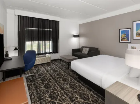 La Quinta Inn & Suites by Wyndham Houston Bush IAH South