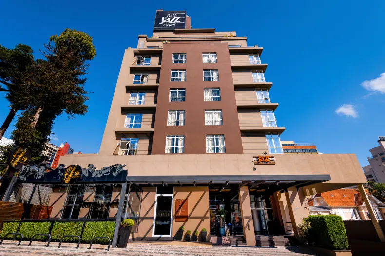 全爵士斯拉維耶羅飯店