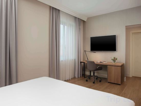 NH BOLOGNA DE LA GARE Room Type - Deluxe Double or Twin Room with Extra Bed (2 Adults + 1 Child)