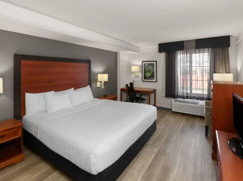 La Quinta Inn & Suites by Wyndham San Antonio Airport