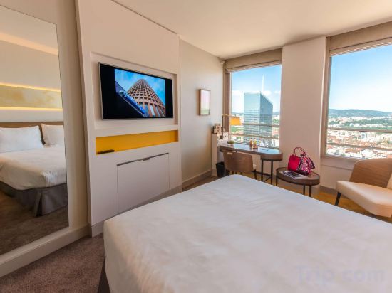Radisson Blu Hotel Lyon - Tap to explore photos