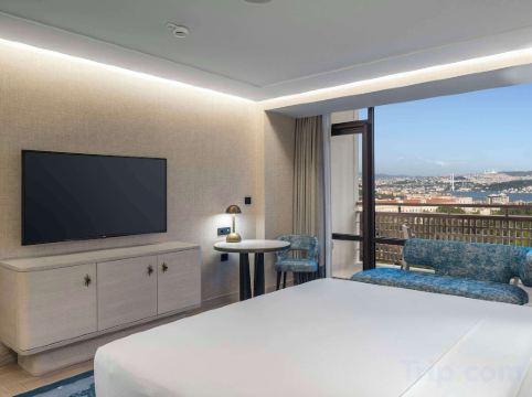 Hilton Istanbul Bosphorus Room Type - Deluxe Double Room with Two Double Beds and City View