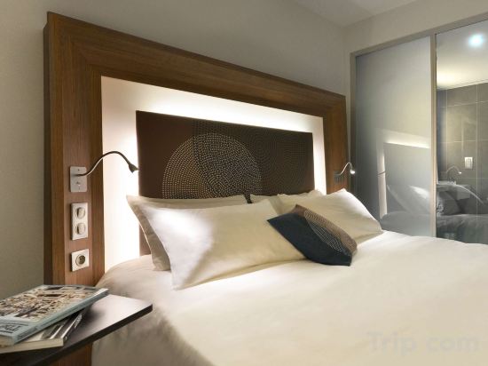 Novotel Avignon Centre Room Type - Classic Room with 1 bed (63 x 79 160 x 200 cm), 1 sofa bed, 1 pull-out bed and shower Novotel Avignon Centre Room Type - Classic Room with 1 bed (63 x 79 160 x 200 cm), 1 sofa bed, 1 pull-out bed and shower