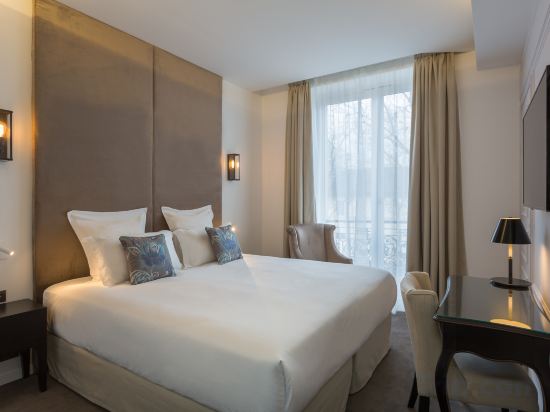 Hotel La Comtesse Room Type - Classic Baronne Double Room With Side Eiffel Tower View Hotel La Comtesse Room Type - Classic Baronne Double Room With Side Eiffel Tower View