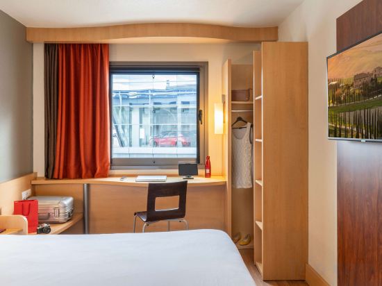 Hotel ibis Madrid Alcobendas Room Type - Standard Room with 1 double bed for 1 or 2 persons with the new Sweet Bed Hotel ibis Madrid Alcobendas Room Type - Standard Room with 1 double bed for 1 or 2 persons with the new Sweet Bed