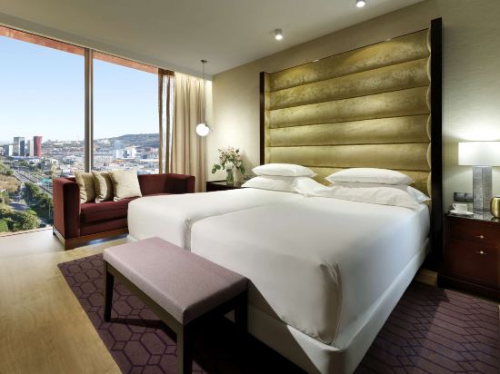 Hyatt Regency Barcelona Tower Room Type - Deluxe Twin Room with City View - High Floor
