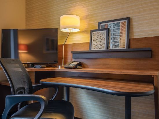 Fairfield Inn & Suites Chicago Downtown/River North - Tap to explore photos