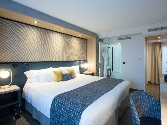 Best Western Plus Opera Batignolles Room Type - Deluxe Triple Room with 1 King and 1 Single Bed - Non-Smoking