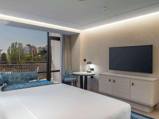 Hilton Istanbul Bosphorus Room Type - Executive Double Room with Two Double Beds and Bosphorus View Hilton Istanbul Bosphorus Room Type - Executive Double Room with Two Double Beds and Bosphorus View