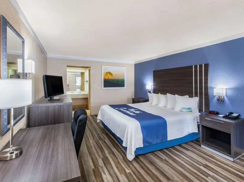 Days Inn & Suites by Wyndham Braunig Lake