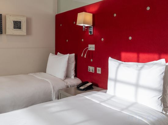 DoubleTree by Hilton London West End Room Type - Twin Room