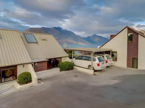 Lakefront Apartments,18 Lake Esplanade Road