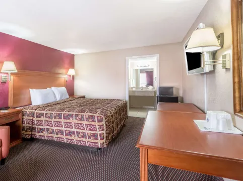 Days Inn by Wyndham San Antonio Splashtown/ATT Center