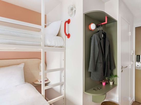 greet Hôtel Prévessin Genève Aéroport Room Type - Pop Triple Room with Two Single and One Bunk Bed greet Hôtel Prévessin Genève Aéroport Room Type - Pop Triple Room with Two Single and One Bunk Bed
