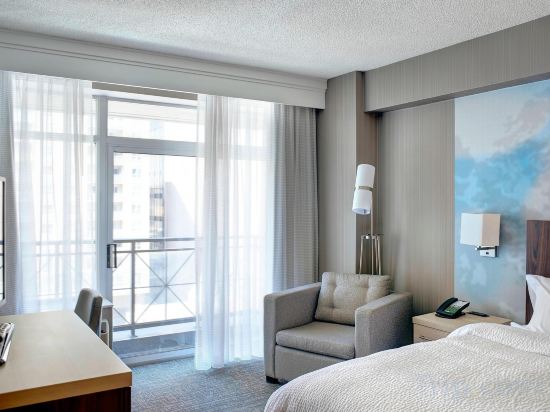 Courtyard by Marriott Downtown Toronto - Tap to explore photos