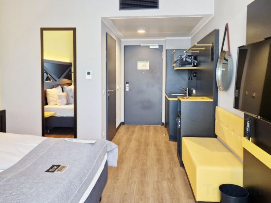 Holiday Inn - the niu, Fury Aschheim Messe by IHG Room Type - Standard Queen Room with Kitchenette