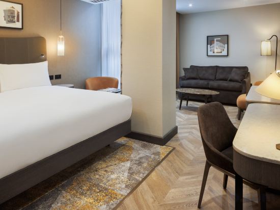 DoubleTree by Hilton London Victoria Room Type - Deluxe Family King Room with Sofa Bed