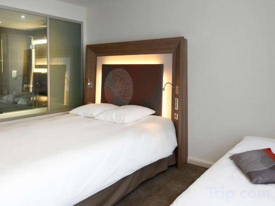 Novotel Avignon Centre Room Type - Classic Room - 1 bed (63 x 79 160 x 200 cm), 1 sofa bed and 1 pull-out bed - Bathtub Novotel Avignon Centre Room Type - Classic Room - 1 bed (63 x 79 160 x 200 cm), 1 sofa bed and 1 pull-out bed - Bathtub
