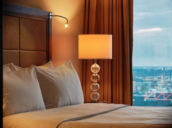 Hilton Warsaw Hotel Room Type - KING DELUXE CITY VIEW