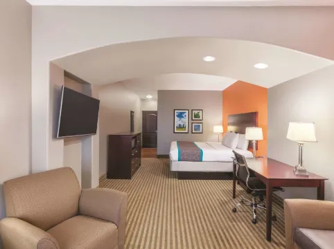La Quinta Inn & Suites by Wyndham Houston Bush Intl Airpt E