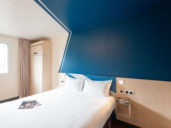 ibis budget Lyon Confluence Room Type - Room with a double bed and a fold-down bed