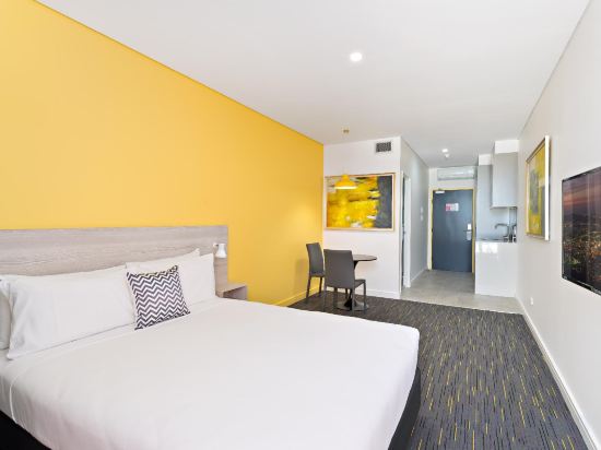 ValueSuites Green Square Room Type - Max Queen Suite