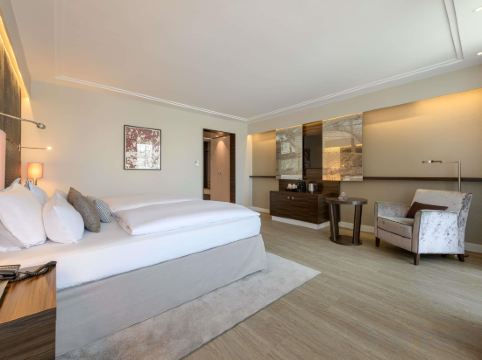 Pullman Munich Room Type - Executive Room, large guest room with double bed or twin beds